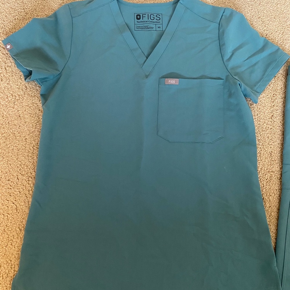 Figs Catarina Scrub Top in hydro green.